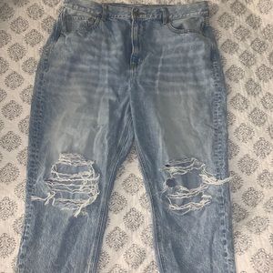 16 short American Eagle Mom Jeans Light Wash